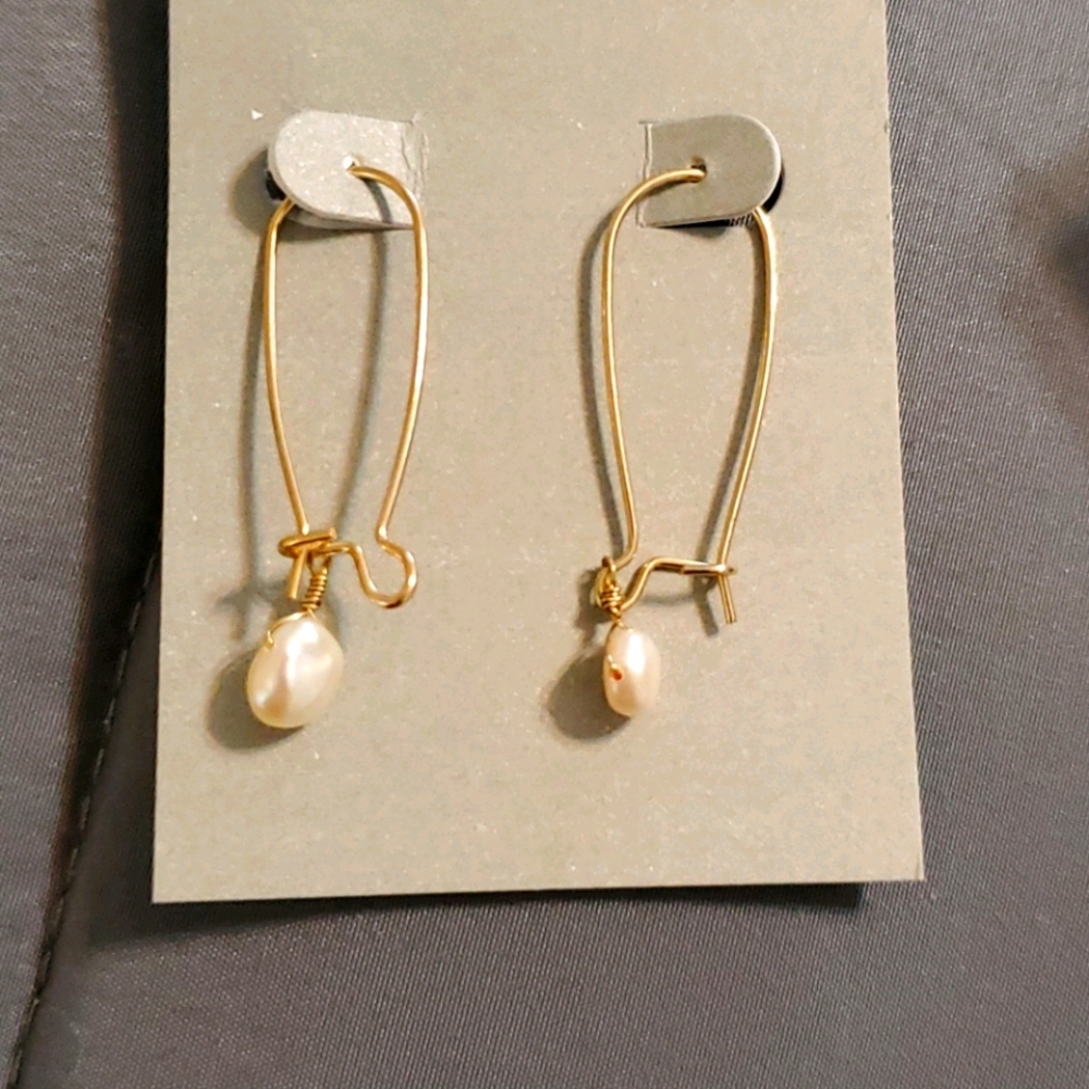 Fish hook pearl earrings